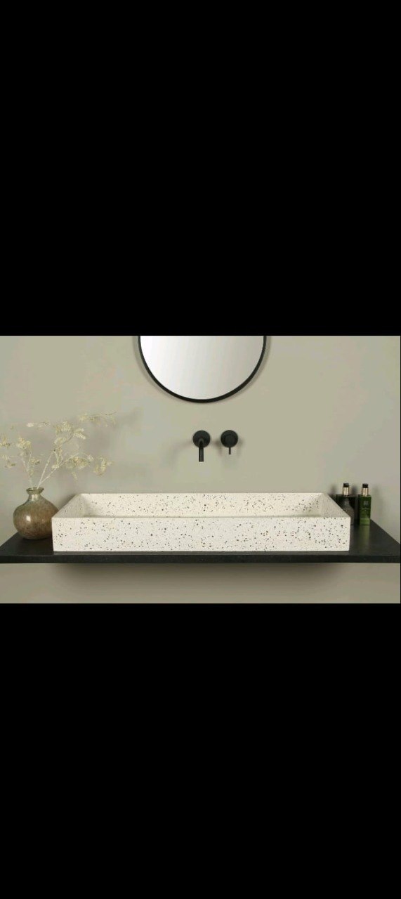 Wastafel terazzo putih minimalis dengan faucet hitam dan dekorasi bathroom modern
